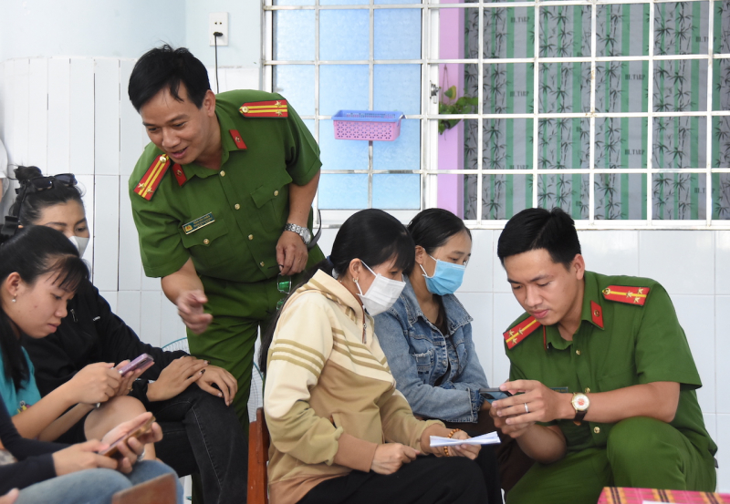 Công an các tỉnh miền Tây tích cực triển khai lấy ý kiến nhân dân về dự thảo sửa đổi Hiến pháp năm 2013 -0