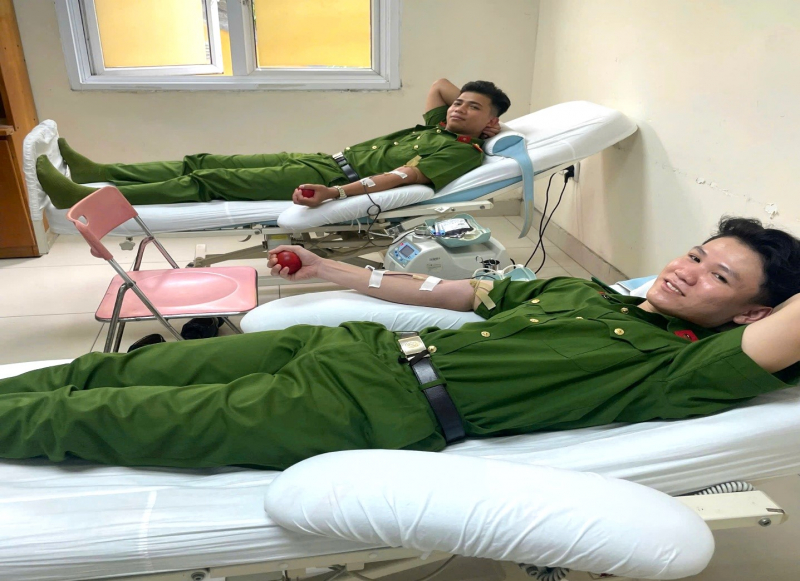 3 Cảnh sát kịp thời hiến máu cứu nữ bệnh nhân qua cơn nguy kịch -0