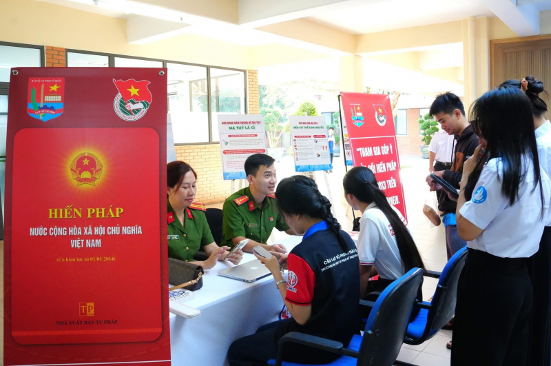 Tuổi trẻ TP Hồ Chí Minh ra quân xây dựng mỹ quan đô thị và góp ý dự thảo Hiến pháp -1