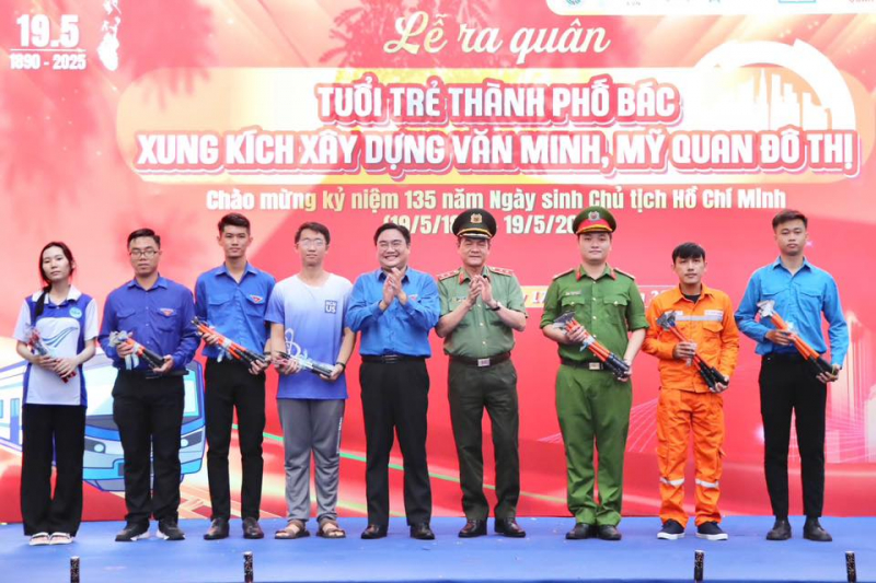 Tuổi trẻ TP Hồ Chí Minh ra quân xây dựng mỹ quan đô thị và góp ý dự thảo Hiến pháp -4