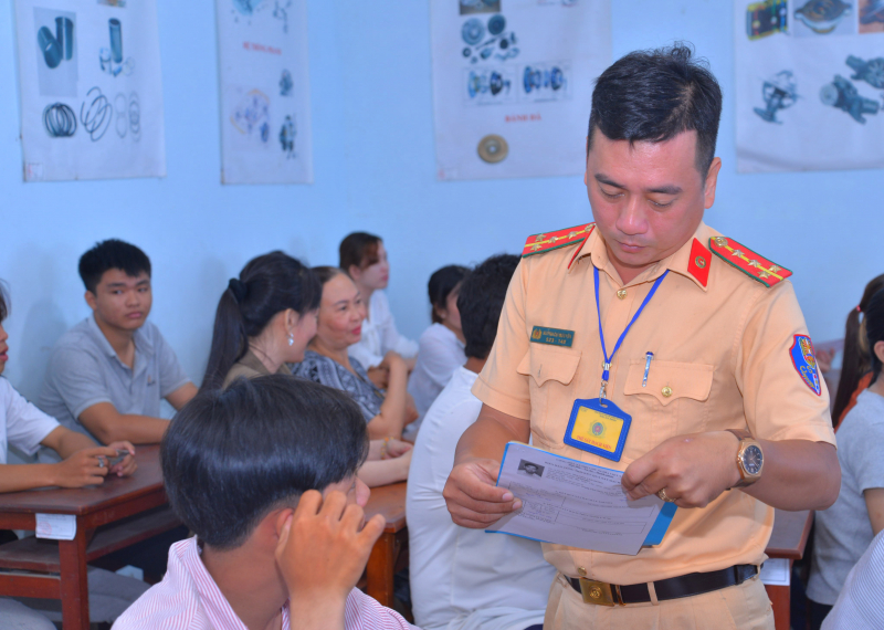 Công an Cà Mau lần đầu tổ chức sát hạch, cấp giấy phép lái xe  -1