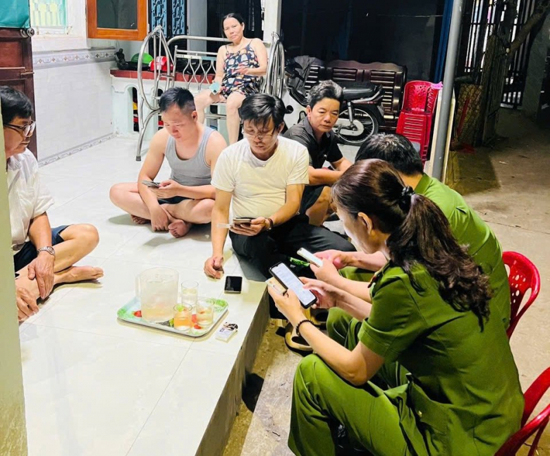 “Đi từng ngõ, gõ từng nhà” hướng dẫn người dân đóng góp ý kiến sửa đổi, bổ sung Hiến pháp năm 2013 -0