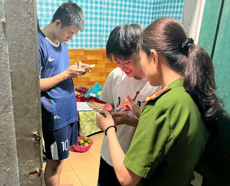 “Đi từng ngõ, gõ từng nhà” hướng dẫn người dân đóng góp ý kiến sửa đổi, bổ sung Hiến pháp năm 2013 -0