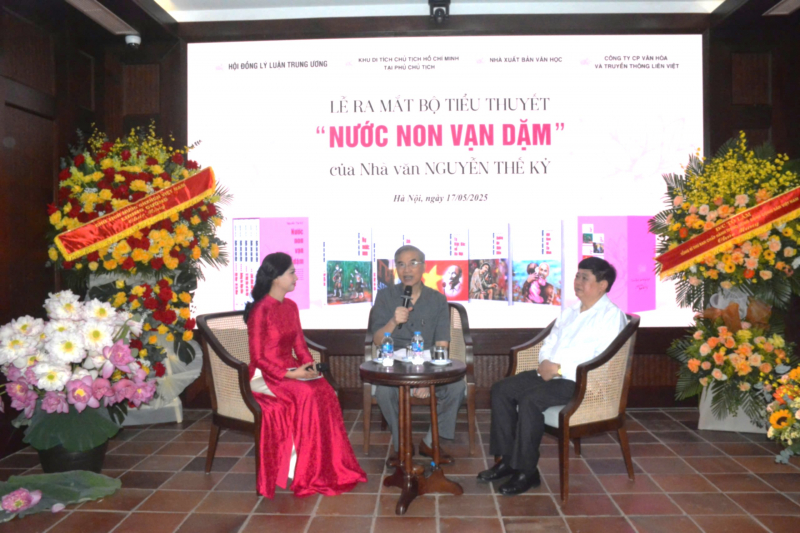Ra mắt trọn bộ tiểu thuyết sử thi “Nước non vạn dặm” về Chủ tịch Hồ Chí Minh -1