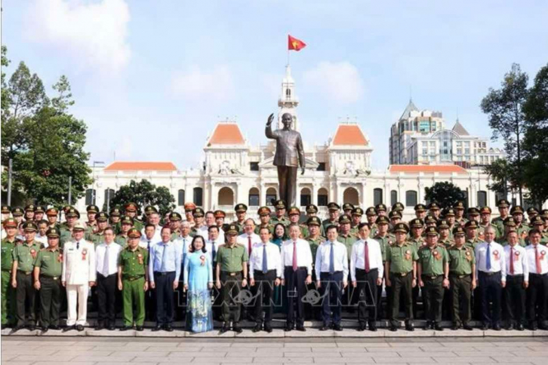 Bác vẫn cùng chúng cháu hành quân -0