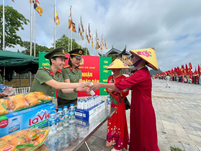 Công an Hà Nam bảo đảm ANTT tại Lễ cung rước, tôn trí, chiêm bái Xá lợi Đức Phật -0
