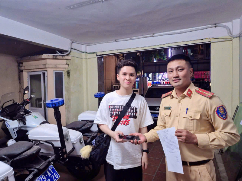 Đi đường nhặt được điện thoại, giao lại cho CSGT tìm người đánh rơi -0