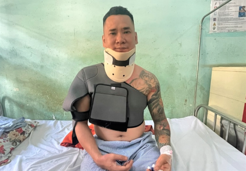 Chiến sĩ Công an kể lại giây phút nghẹt thở cứu 2 cha con rơi xuống giếng sâu -0