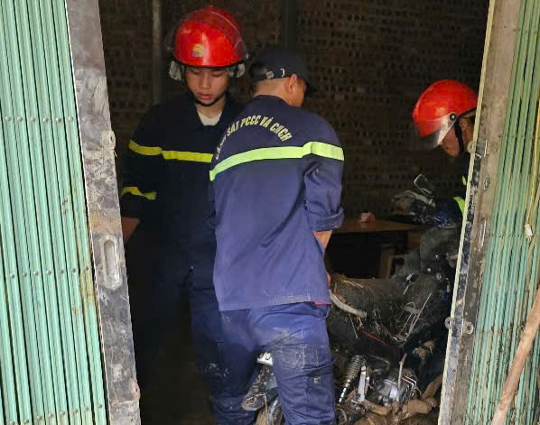 Công an tỉnh Bắc Kạn hỗ trợ nhân dân khắc phục hậu quả lũ quét -0