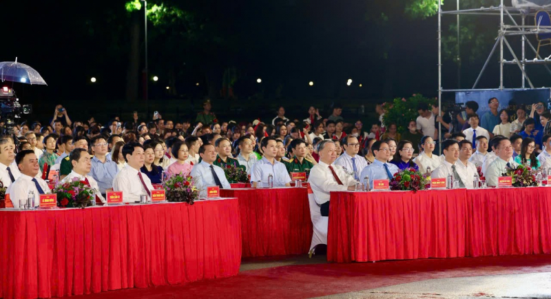 Chương trình nghệ thuật “Người là Hồ Chí Minh”:  Tự hào, thiêng liêng và xúc động -0