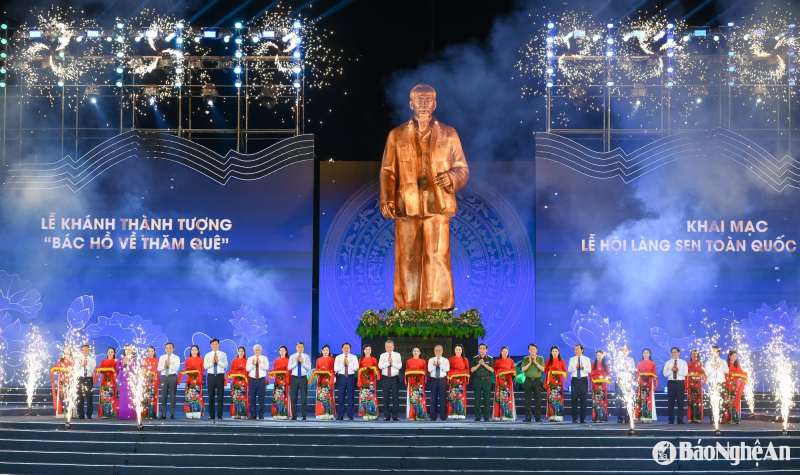 Bác vẫn cùng chúng cháu hành quân