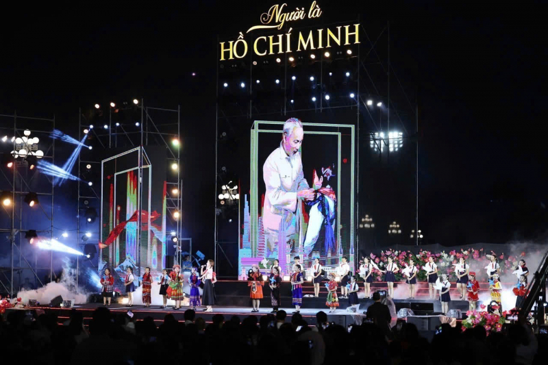 Chương trình nghệ thuật “Người là Hồ Chí Minh”: Tự hào, thiêng liêng và xúc động