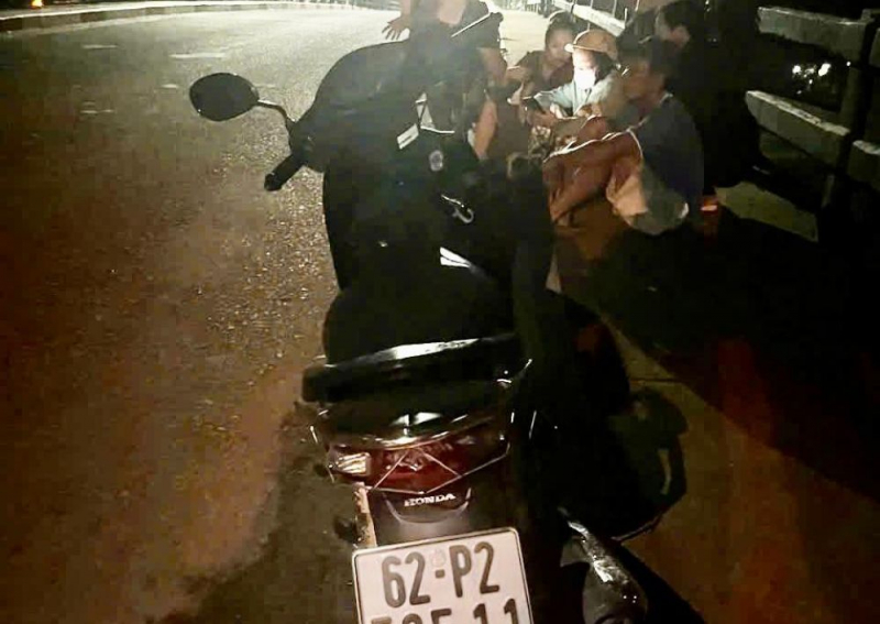 Xuyên đêm tìm thanh niên bỏ xe trên cầu nhảy sông Vàm Cỏ Đông -0