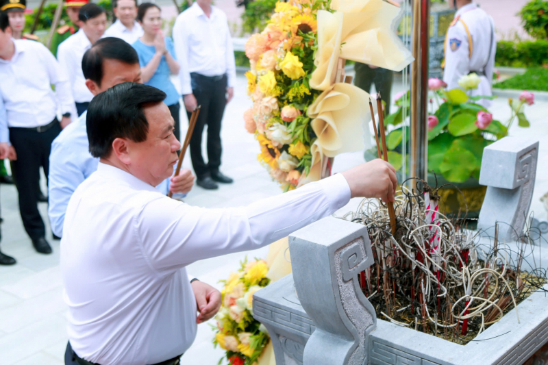 Bộ trưởng Lương Tam Quang dâng hương tưởng niệm Chủ tịch Hồ Chí Minh -0