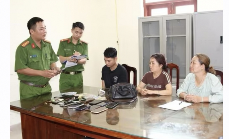 Bắt giữ nhóm đạo chích dàn cảnh chen lấn xô đẩy để trộm cắp ở chùa Tam Chúc -0