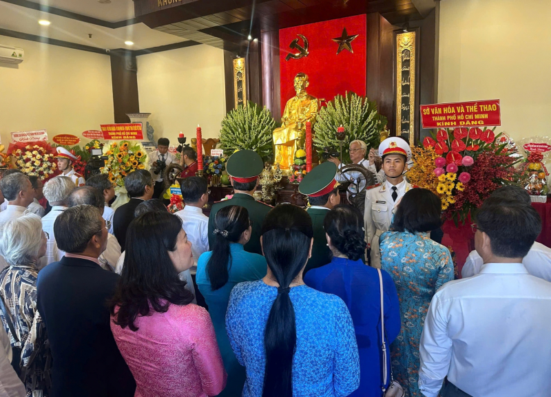 Đoàn đại biểu TP Hồ Chí Minh dâng hương, dâng hoa tưởng nhớ Chủ tịch Hồ Chí Minh -0