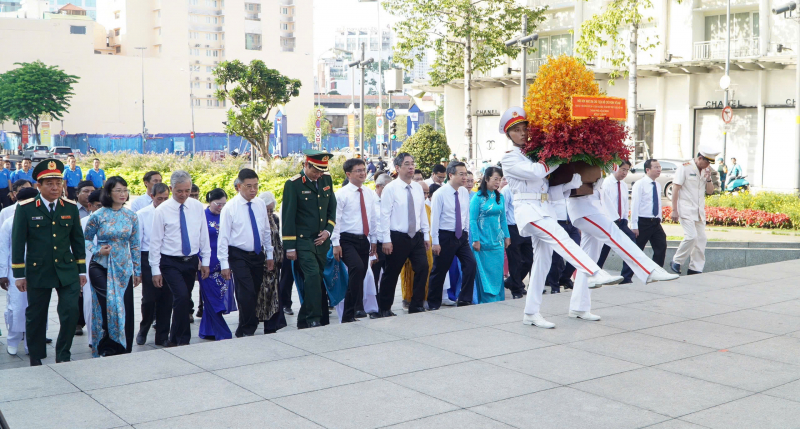Đoàn đại biểu TP Hồ Chí Minh dâng hương, dâng hoa tưởng nhớ Chủ tịch Hồ Chí Minh