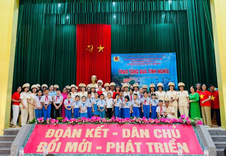 Hành trình về nguồn miền Trung anh hùng của các cán bộ Công an hưu trí -0