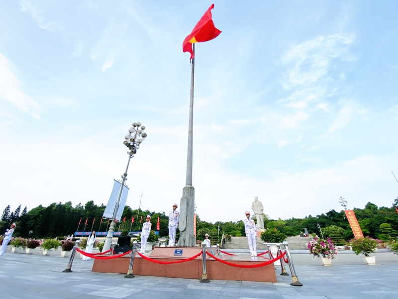 Xúc động lễ chào cờ và bay Quốc kỳ trên quê hương Chủ tịch Hồ Chí Minh -0