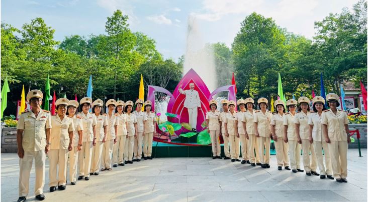 Hành trình về nguồn miền Trung anh hùng của các cán bộ Công an hưu trí -0