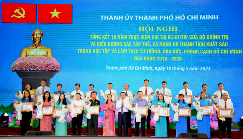 TP Hồ Chí Minh biểu dương 341 gương điển hình xuất sắc trong học tập và làm theo Bác Hồ -2
