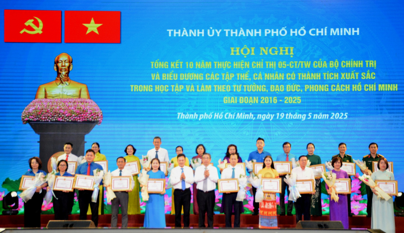 TP Hồ Chí Minh biểu dương 341 gương điển hình xuất sắc trong học tập và làm theo Bác Hồ -3