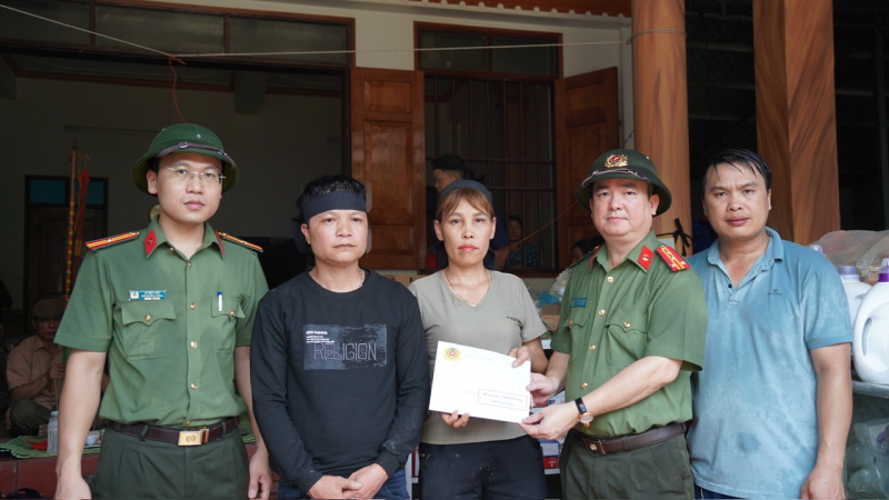 Công an tỉnh Bắc Kạn thăm hỏi các gia đình có người thân tử vong trong lũ quét -0