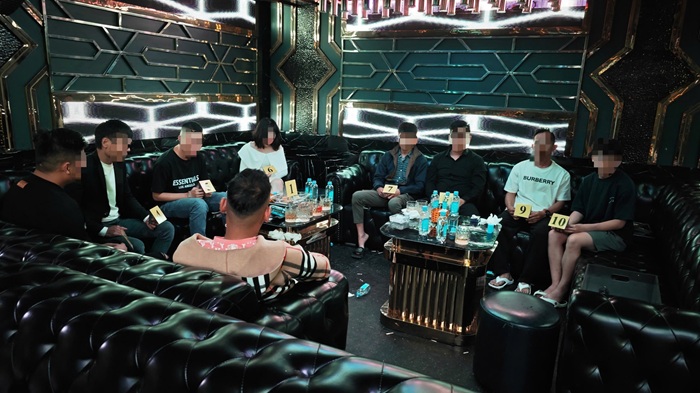 Đột kích quán bar SKY, phát hiện nhiều dân chơi dướng tính với ma túy -0