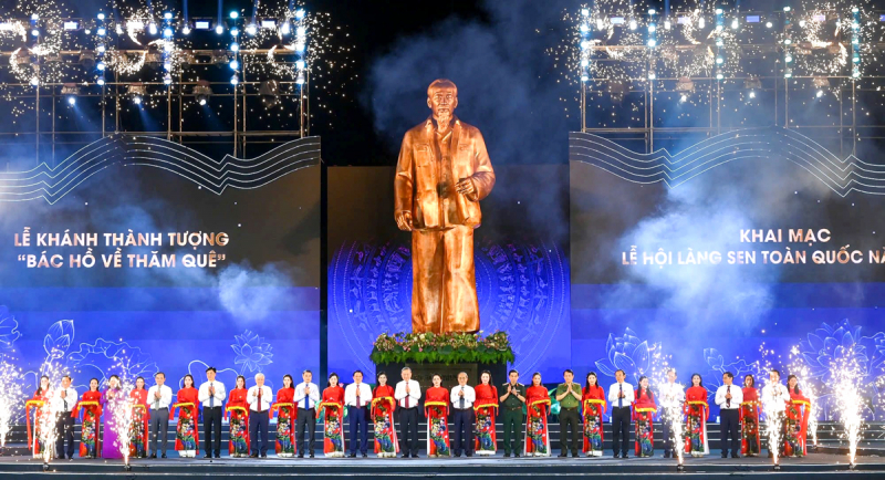 Khám phá nét độc đáo của công trình tượng đài “Bác Hồ về thăm quê” -0