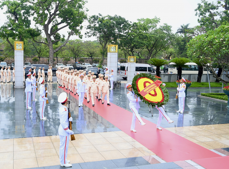 Đoàn đại biểu Đảng ủy Công an Trung ương, Bộ Công an vào Lăng viếng Chủ tịch Hồ Chí Minh -0