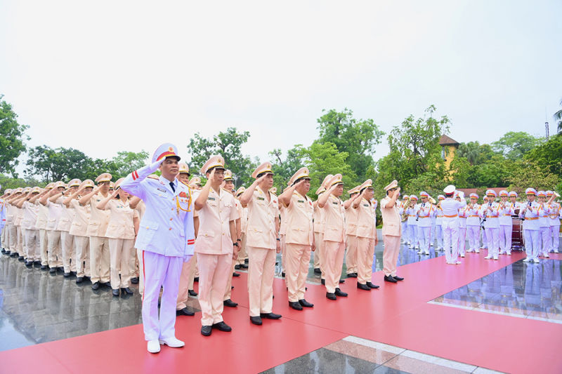 Đoàn đại biểu Đảng ủy Công an Trung ương, Bộ Công an vào Lăng viếng Chủ tịch Hồ Chí Minh -0