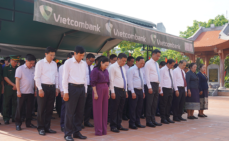 Tỉnh Quảng Bình và Bô-Ly-Khăm-Xay (Lào) tưởng niệm Bác Hồ và các anh hùng liệt sĩ -0