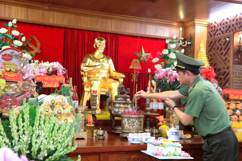 Đoàn đại biểu TP Hồ Chí Minh dâng hương, dâng hoa tưởng nhớ Chủ tịch Hồ Chí Minh -3