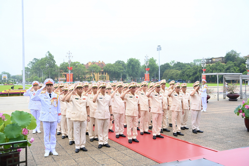 Đoàn đại biểu Đảng ủy Công an Trung ương, Bộ Công an vào Lăng viếng Chủ tịch Hồ Chí Minh -0
