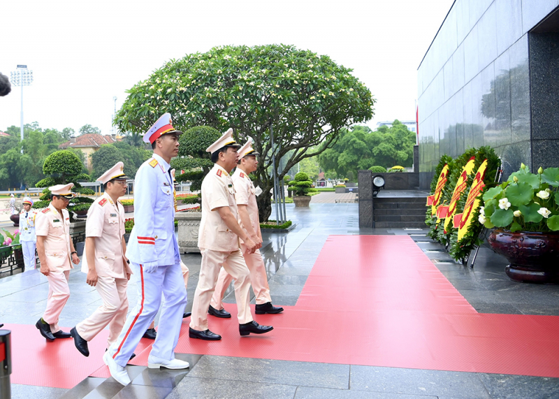 Đoàn đại biểu Đảng ủy Công an Trung ương, Bộ Công an vào Lăng viếng Chủ tịch Hồ Chí Minh -0