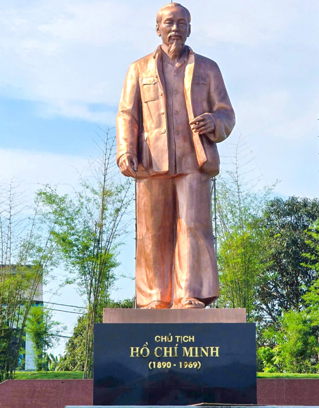 Khám phá nét độc đáo của công trình tượng đài “Bác Hồ về thăm quê” -0