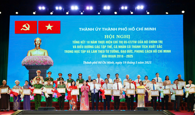 TP Hồ Chí Minh biểu dương 341 gương điển hình xuất sắc trong học tập và làm theo Bác Hồ -0