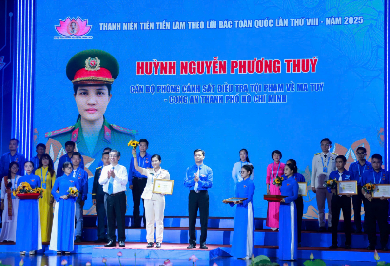 TP Hồ Chí Minh biểu dương 341 gương điển hình xuất sắc trong học tập và làm theo Bác Hồ -0