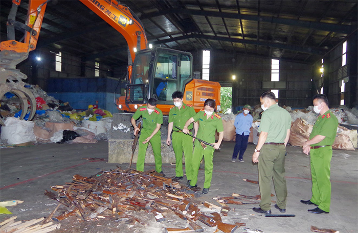 Công an tỉnh Thái Nguyên tiêu huỷ hơn 2.000 khẩu súng, vũ khí tự chế và công cụ hỗ trợ -1