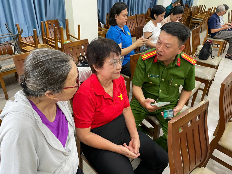 Công an TP Hồ Chí Minh quyết tâm hoàn thành chỉ tiêu vận động công dân góp ý Hiến pháp -2