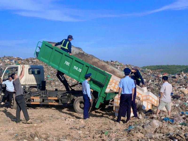 Tiêu hủy 1.000kg thực phẩm là chả chay không có nguồn gốc xuất xứ -0