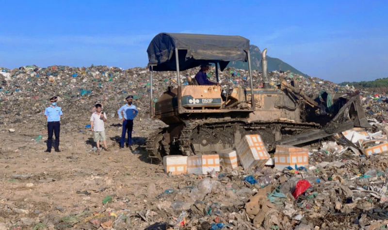 Tiêu hủy 1.000kg thực phẩm là chả chay không có nguồn gốc xuất xứ -1