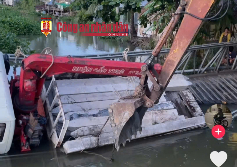 Ô tô chở cọc bê tông làm sập cầu nông thôn ở Sóc Trăng -1