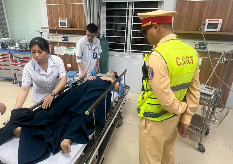 Cảnh sát giao thông kịp thời hỗ trợ người dân trong tình huống khẩn cấp -0