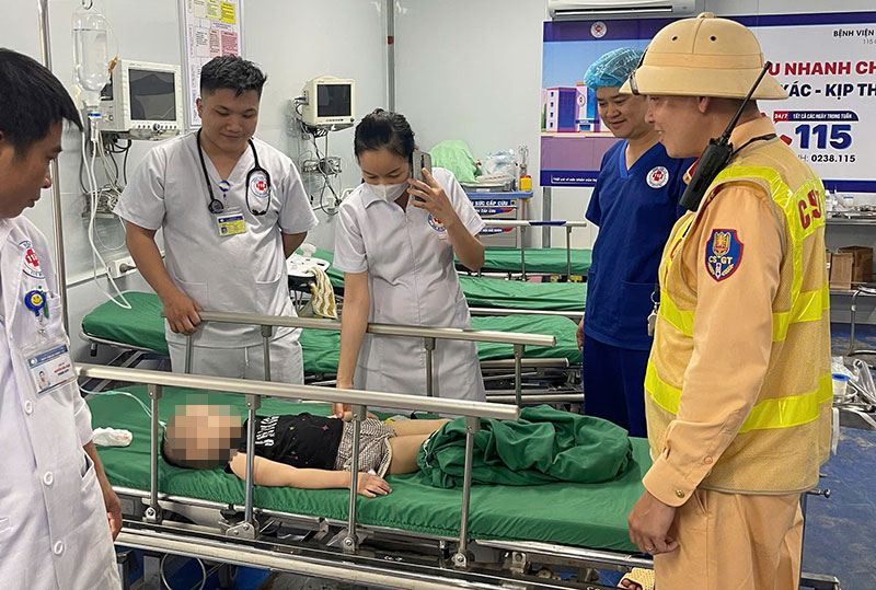 Cảnh sát giao thông kịp thời hỗ trợ người dân trong tình huống khẩn cấp -0