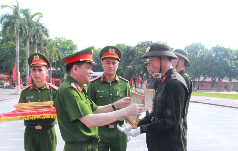 Hơn 17.000 chiến sĩ nghĩa vụ hoàn thành huấn luyện tại Bộ Tư lệnh Cảnh sát cơ động -0