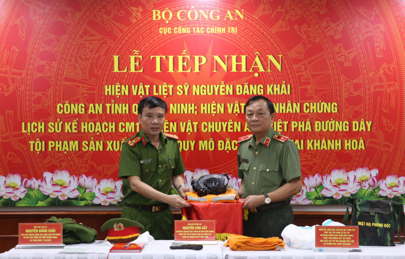 Tiếp nhận hiện vật được sử dụng trong nhiều chuyên án lớn của lực lượng CAND -0