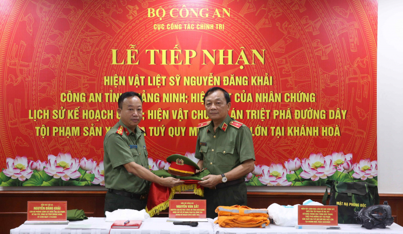 Tiếp nhận hiện vật được sử dụng trong nhiều chuyên án lớn của lực lượng CAND -1