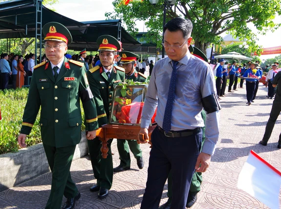 បញ្ចុះសពទាហានស្ម័គ្រចិត្ត និងអ្នកជំនាញវៀតណាមចំនួន១៧នាក់ ដែលបានស្លាប់នៅប្រទេសឡាវ -០