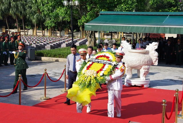 បញ្ចុះសពទាហានស្ម័គ្រចិត្ត និងអ្នកជំនាញវៀតណាមចំនួន១៧នាក់ ដែលបានស្លាប់នៅប្រទេសឡាវ -០
